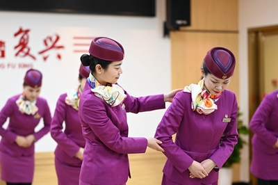 重慶:"復(fù)興號(hào)"乘務(wù)員"練兵"備戰(zhàn)春運(yùn)