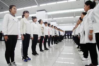 直擊地鐵站務人員服務禮儀培訓--練站姿如同被點穴